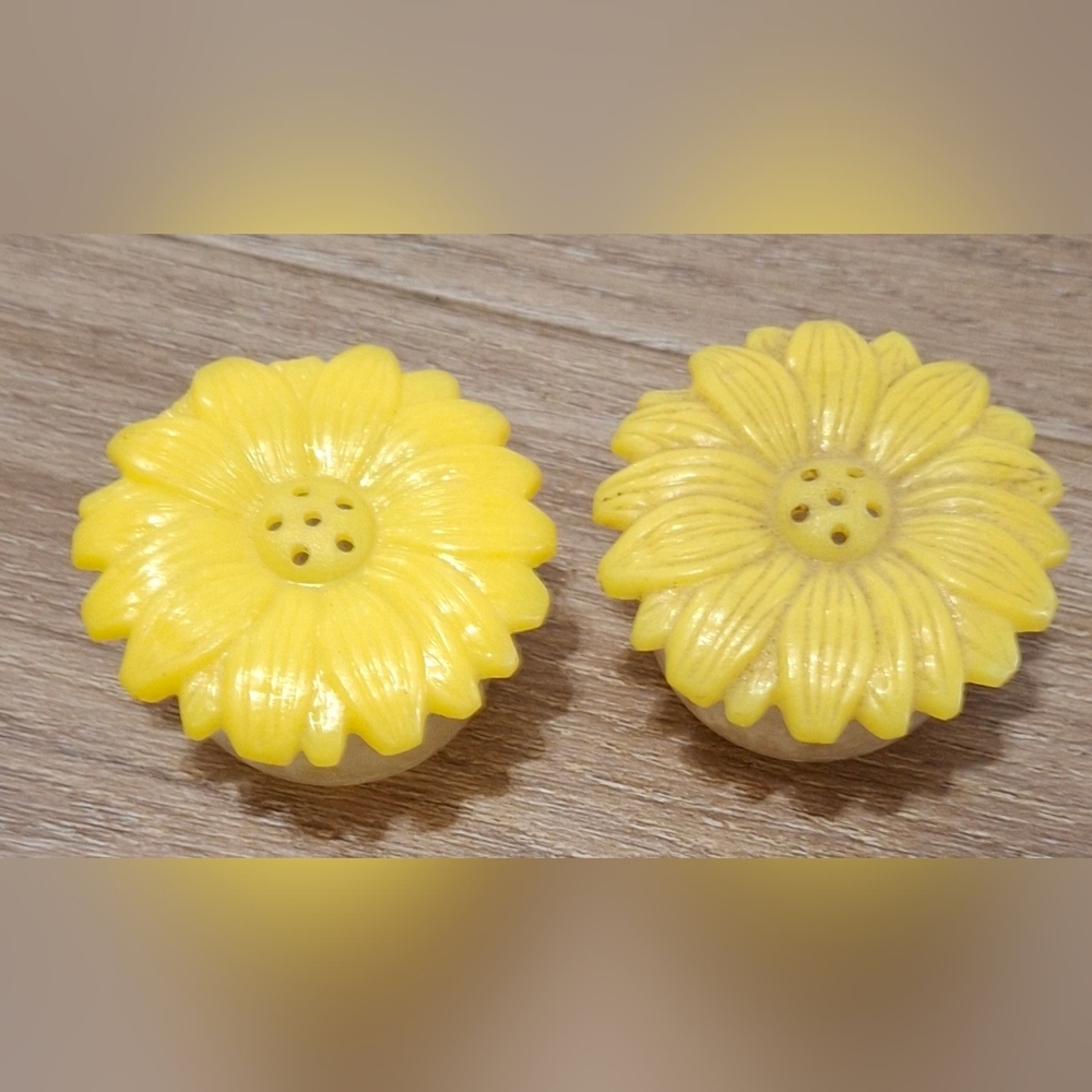 Vintage Daisy Salt And Pepper Shakers. Please see Pics For Wear damage.